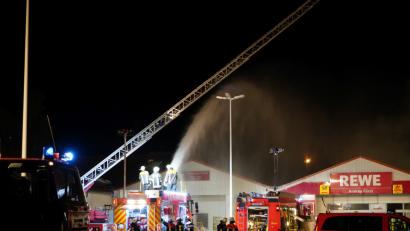 Bild: exb
Bei dem Brand kam auch der Dachmonitor (großes, auf dem Dach montiertes Strahlrohr) des Tanklöschfahrzeugs aus Wiesau zum Einsatz.