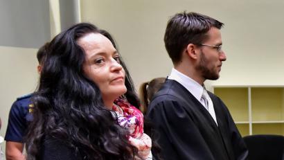 Bild: Peter Kneffel/dpa
Beate Zschäpe mit ihrem Anwalt Mathias Grasel im Saal des Oberlandesgerichts München. Nach über fünf Jahren und mehr als 430 Prozesstagen wurden im NSU-Prozess am 11. Juli die Urteile gesprochen. Die als Nationalsozialistischer Untergrund (NSU) bezeichnete Terrorgruppe hatte zwischen den Jahren 2000 und 2007 zehn Menschen ermordet.