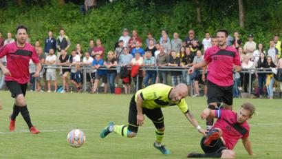 Bild: Rudi Gebert
Der FC Tirschenreuth muss am Samstag im Auswärtsspiel bei der SpVgg Oberkotzau unter anderem auf Verteidiger Daniel Kahrig (rechts, im Relegationsspiel gegen Trogen) verzichten.