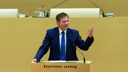 Bild: CSU-Landtagsfraktion
Hermann Imhof, Patienten- und Pflegebeauftragter der Bayerischen Staatsregierung, bei einer Rede im Landtag.