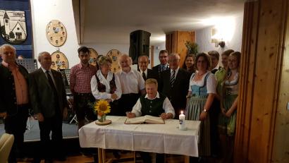 Bild: gi
Hans Roßmann (sitzend), Moosbachs Bürgermeister von 1984 bis 2008, wird das Ehrenbürgerrecht verliehen. Mit auf dem Bild Tochter Erika (Vierte von rechts) mit Familie, Schwester Elfriede (Vierte von links), Bürgermeister Hermann Ach (mit Amtskette), Ehrenbürger Professor Dr. Alfred Egid Hierold (Sechster von rechts) und zahlreiche Ehrengäste.