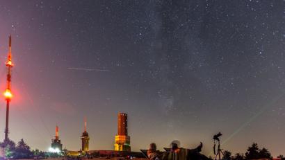 Bild: Jan Eifert
Auch 2015 gab es reichlich Sternschnuppen zu beobachten: Besucher schauen auf dem Großen Feldberg im Taunus faszniniert in den nächtlichen Himmel.