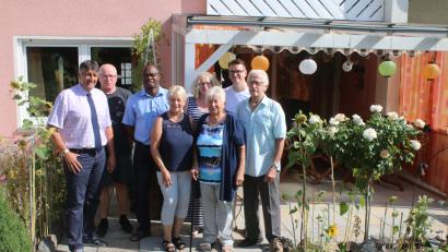 Bild: sne
Bürgermeister Edgar Knobloch sprach gemeinsam mit Sohn Bernhard, Pfarrer Vivien Somda, Christ Klug, Tochter Barbara, deren Freund Dominik und Ehemann Adolf (von links) Jubilarin Johanna Flor (3.v.r.)ihre Glückwünsche aus.