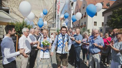 Bild: Meister
Die Freunde von der CSU stehen Spalier für das frisch-vermählte Ehepaar Maria Sponsel und Stephan Gollwitzer, das sich in fescher Tracht trauen ließ. Beide behalten übrigens ihre Namen bei, zumindest vorläufig. "Wer weiß, wie's in ein paar Jahren ausschaut", meinte der Bräutigam. Die kirchliche Hochzeit ist für 2019 geplant.