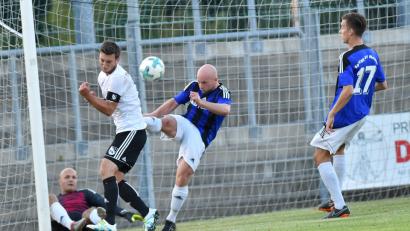 Bild: Alfred Schwarzmeier
Der Weidener Thomas Wildenauer (Dritter von links) klärt mit einem Befreiungsschlag eine brenzlige Situation vor dem SpVgg-SV-Tor: Die SpVgg SV Weiden und der TSV Waldkirchen trennten sich am Freitagabend leistungsgerecht mit 0:0.