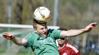 Bild: Hubert Ziegler
Tobias Eichenseer beim Kopfball, hier noch im Trikot des 1. FC Rieden.