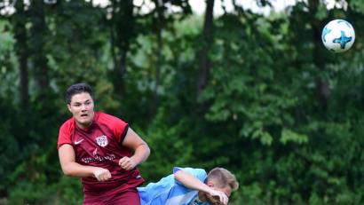 Bild: Thomas Schrems
Vier Spiele, vier Siege: Kreisliga-Absteiger TSV Waldershof ist in der Kreisklasse Stiftland optimal gestartet. Das Bild zeigt Julian Schindler (rotes Trikot) beim jüngsten 3:0-Erfolg beim SC Mähring (hinten Florian Wührl). Am Sonntag empfangen die Waldershofer die Sportfreunde Kondrau II.