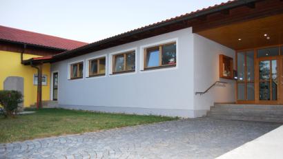 Bild: sm
Eine Rampe am Gemeindezentrum soll künftig für einen barrierefreien Zugang auch für Rollstuhlfahrer sorgen.