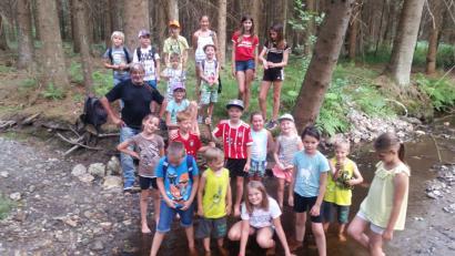 Bild: öt
Eine willkommene Erfrischung erhielten die Kinder bei der Wanderung zum Gasthof Dragoner, als sie ihre Füße in das kühle Nass des Höllbaches tauchen durften.