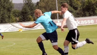 Bild: hho
Nachbarduell in Steinmühle: Der SVS empfängt am Sonntag um 15 Uhr Spitzenreiter Sportfreunde Kondrau. Am vergangenen Sonntag verlor Steinmühle das Derby beim TSV Konnersreuth mit 0:2. In dieser Szene hält Fabian Bilz (rechts) den Konnersreuther Mathias Härtl am Trikot fest.