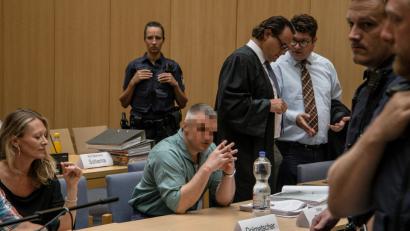 Bild: Lukas Meister
Warten auf Viktor: In einem Monat, am 10. September, will sich der stets gut bewachte Hauptangeklagte im Rio-Prozess erklären.