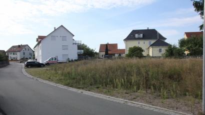 Bild: mp
Auf diesem brachliegenden Grundstück an der Austraße plant die Firma Steininger die Errichtung des Mehrfamilienhauses.