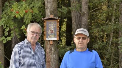Bild: chl
Albert Meier (links) und Josef Schön haben zwei Martel restauriert. Pünktlich zum Frohnbergfest erstrahlen die beiden Flurdenkmäler wieder in neuem Glanz.