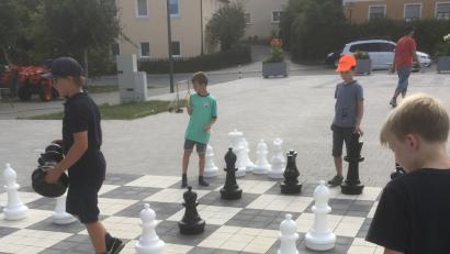 Bild: wlr
Die großen Schachfiguren sind eine Herausforderung für die Kinder.