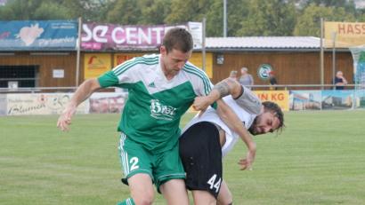 Bild: Rudi Gebert
Auf Urlauber Martin Bächer (links), hier im Zweikampf mit Fabian Klose vom 1. SC Feucht, muss der SV Mitterteich am Samstag im Heimspiel gegen den SC 04 Schwabach verzichten. Neben Bächer fehlen bei den Stiftländern weitere wichtige Akteure.