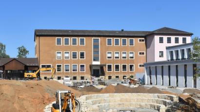 Bild: rgr
Der neue Pausenhof der Grund- und Mittelschule nimmt Formen an.