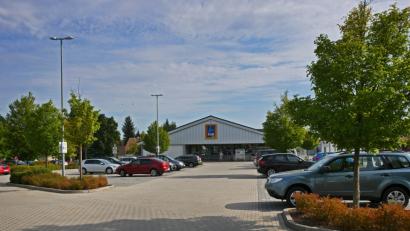 Bild: tr
Markus Zimmermann stellt im Bauausschuss den Bauantrag auf Erweiterung des Aldi-Marktes. Nach vorne hin soll das Einzelhandelsgeschäft um 150 Quadratmeter vergrößert werden, dadurch fallen mehrere Parkplätze weg.