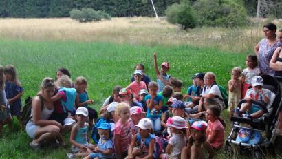 Bild: exb
36 Kinder und einige Mütter zur Begleitung machten sich mit OWV-Kingergruppenleiterin Roswitha Rödl auf den Weg in den Wald bei Redenbach zur Märchenwanderung.
