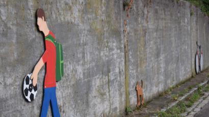 Bild: bö
Sehr ärgerlich: Während der Kirwa in Hohenburg haben Unbekannte gegenüber der Lauterachtal-Grundschule die bunt gemalten Figuren an der Betonmauer beschädigt.