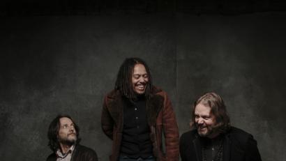 Bild: David McClister
The Magpie Salute vereint nicht nur prahlerischen Rock ’n’ Roll, psychedelischen Blues und Lagerfeuer würdige Geschichten, sondern auch Musiker, deren Wege sich einst trennten und die nun wieder zueinander gefunden haben.