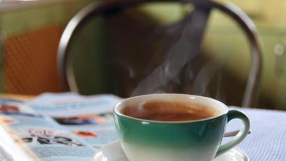 Symbolbild: Popp
Eine Tasse Kaffee in der Mittagspause alleine zu genießen, kann entspannend sein.