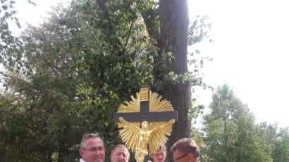 Bild: rdh
Die Helfer beim Aufstellen des restaurierten Kreuzes: OWV-Vorsitzender Bernd Schwamberger mit den Vorstandsmitgliedern Michael Heldwein, Wolfgang Gleißner und Norbert Falk (von links).
