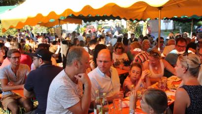 Bild: kro
Mächtig was los war beim Wondreber Weinfest, zu dem der Schützenverein „Hubertus“ eingeladen hatte. Zur späteren Stunde gab es fast keinen freien Platz mehr.