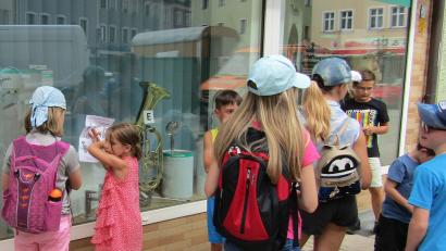 Bild: sck
Das Tenorhorn entdecken die Kinder im Schaufenster bei Sanitärinstallation Baumann