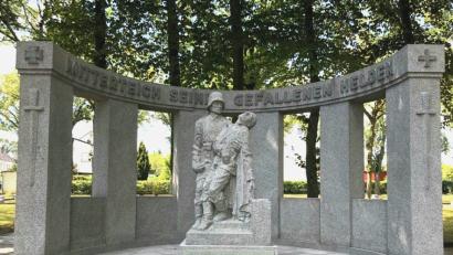 Bild: exb
85 Jahre ist das Kriegerdenkmal an der Waldsassener Straße alt. Auf Initiative der KSRK Mitterteich wurde es auf Vordermann gebracht.