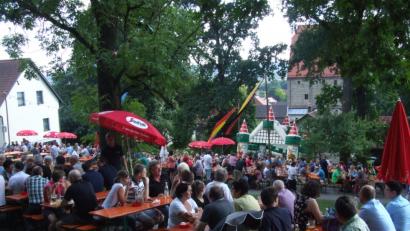 Bild: exb
Die Festbesucher dürfen sich jetzt schon auf Kaffee und Kuchen, Grillspezialitäten, wie zum Beispiel ein „Berg-Steak“ aus der Karl-Josef-Hütte, Lachs- und Fischsemmel, Knoblauch- und Schnittlauchbrote, Pommes frites, Käse und frische Brezen freuen. Auch ein O`batzter auf Brot darf im reichhaltigen Angebot nicht fehlen.