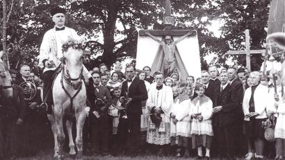 Bild: Archiv Johann Vogl
Schönsees Stadtpfarrer Alois Treml reitet auf seinem Schimmel am Frauentag in Stadlern.