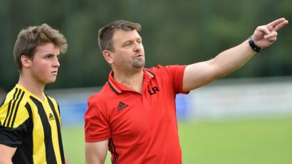 Bild: Alfred Schwarzmeier
Kurze Anweisung, bevor es in die schwere Heimpartie gegen den SV Hahnbach geht: Der Grafenwöhrer Trainer Roland Lang zeigt seinem Spieler Dominik Zawal, wie es mit dem vierten Sieg im vierten Saisonspiel klappen könnte.