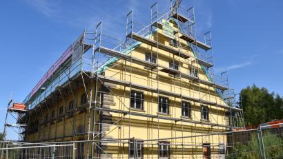 Bild: paa
Das ehemalige Verwaltungsgebäude der SS-eigenen Firma DEST (Deutsche Erd- und Steinwerke GmbH) ist seit einiger Zeit eingerüstet. Die Maßnahme ist Teil der Bausicherung.