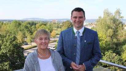 Bild: exb
Landrat Thomas Ebeling gratulierte Helga Forster zu ihrem 20-jährigen Jubiläum als Gleichstellungsbeauftragte im Landkreis.