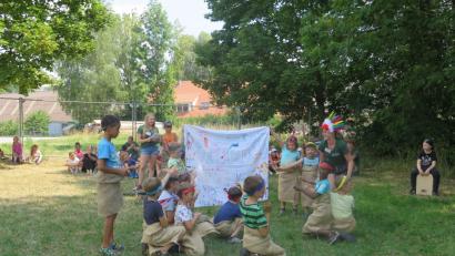 Bild: jzk
Stolz zeigen die Adlerhäuptlinge ihre Indianerflagge, die sie selbst bemalt haben.