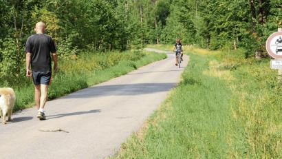 Bild: Gebhardt
Hier gibt’s keine Probleme: Hund Schorschi geht brav bei Fuß, und der nahende Radler hat nichts zu befürchten. Auf dem Trimm-Pfad allerdings wäre für den Hund eine Leine erforderlich.