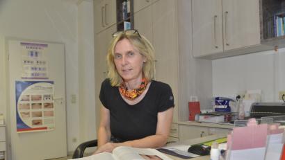 Bild: Wilck
Immer mehr Menschen sind von Hautkrebs betroffen. Das muss leider auch Dr. Christine Pausch bestätigen. Sie rät deshalb dringend, sich vor UV-Strahlen zu schützen.