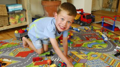 Bild: san
Hochbetrieb auf dem Spieleteppich: Basti kurvt am liebsten mit seinen Trucks auf den flauschigen Straßen. Jetzt pressiert es ihm aber, weil der Lkw schnell zur Feuerwehr muss, um dort seine Fracht abzuladen.