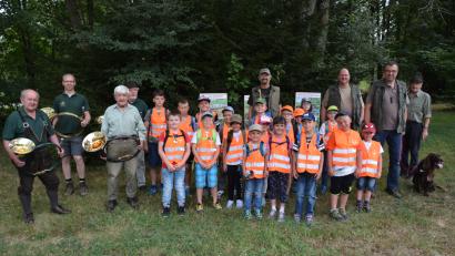 Bild: jr
Eine Expedition ins Waldershofer Jagdrevier stand am Mittwochvormittag für 18 Kinder im Rahmen des Ferienprogramms an. Jäger Helmut Härtl (Mitte) leitete gemeinsam mit drei weiteren Jägern den Rundgang. Musikalisch wurden die Kinder von den Waldsassener Jagdhornbläsern, (von links) Otto Summer, Bernhard Stier, Norbert Fleißner und Achim Vollmer, begrüßt. Immer mit dabei Jagdhund „Sam“ (rechts).