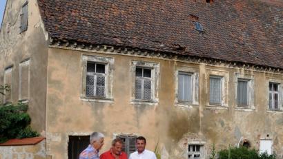 Bild: exb
Eine Renovierung dieses Hauses in der Klostergasse könnte zur Belebung des Stadtkerns beitragen. Unser Bild zeigt Josef Götz gemeinsam mit MdL Reinhold Strobl und Landtagskandidat Uwe Bergmann