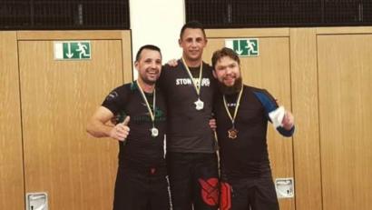 Bild: soj
Denis Dozenko (Mitte) holt Gold bei der „Babenhausener Grappling Challenge“.