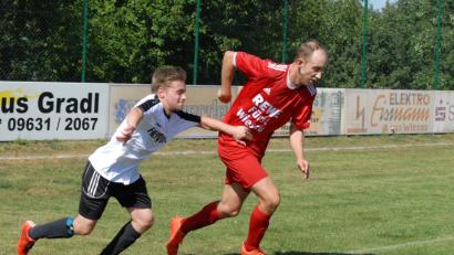 Bild: Rudi Gebert
Oliver Wedlich (rechts) steuerte zwei Treffer zum 4:2-Sieg des SV Schönhaid bei der DJK Falkenberg (links Christian Bauer) bei.