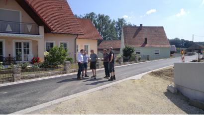 Bild: gef
Bürgermeister Alwin Märkl (links) informiert sich bei einem Ortstermin in Bühl bei Michael Hierl (UTA-Ingenieure), Martin Englhard (Firma Englhard), Johann Plößl (Ortssprecher) sowie Thomas Köstler (Amt für Ländliche Entwicklung) über den Stand der Arbeiten.
