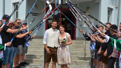 Bild: jr
Eishockeyspieler und Fußballer bildeten ein Ehrenspalier für Moritz Pilz und Sandra Schuller.