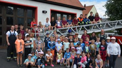 Bild: jr
Die Begeisterung der Kinder für die Feuerwehr ist ungebrochen, wie sich beim Ferienprogramm der Mitterteicher Brandschützer am Samstag zeigte. 44 Kinder wollten dabei sein. Die Betreuung übernahm stellvertretender Jugendwart Armin Degelmann (links) mit seinem Team.