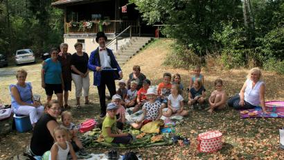 Bild: wro
Überraschung am Waldbadeweiher: „Zauberer Franz“ war extra aus Waldsassen angereist, um den Schatzsuchern eine Auswahl seiner Tricks zu zeigen.