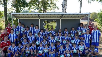 Bild: dob
Zehn Kinder mehr als im Vorjahr nutzen das Angebot des SV Waldau und nehmen an der BFV-Fußballferienschule teil. Sowohl für die Nachwuchskicker als auch für die Betreuer ist es wieder ein Erlebnis. Eine solch brütende Hitze auf dem Fußballfeld erlebt man nicht so oft.
