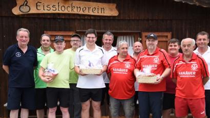Bild: nag
Martin Kausler (hinten links), Vorsitzender der Schnaittenbacher Eisstockschützen, überreichte zusammen mit stellvertretendem Bürgermeister Uwe Bergmann (hinten rechts) an die Mannschaftsführer der ersten drei Teams die Preise.