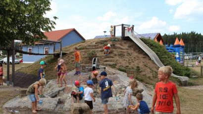 Bild: ffl
Ein Sandberg und viel Wasser: Den Kindern gefällt der Spielplatz in Holzhammer.