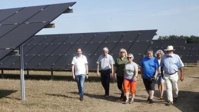 Bild: Hirsch
Solarpark-Betreiber Sepp Bichler (rechts) führte die Grünen-Delegation durch die Anlage bei Fronberg.